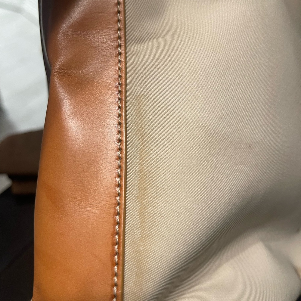 Tod's Elegant Tan and Cream Tote Bag - Picture 11 of 11